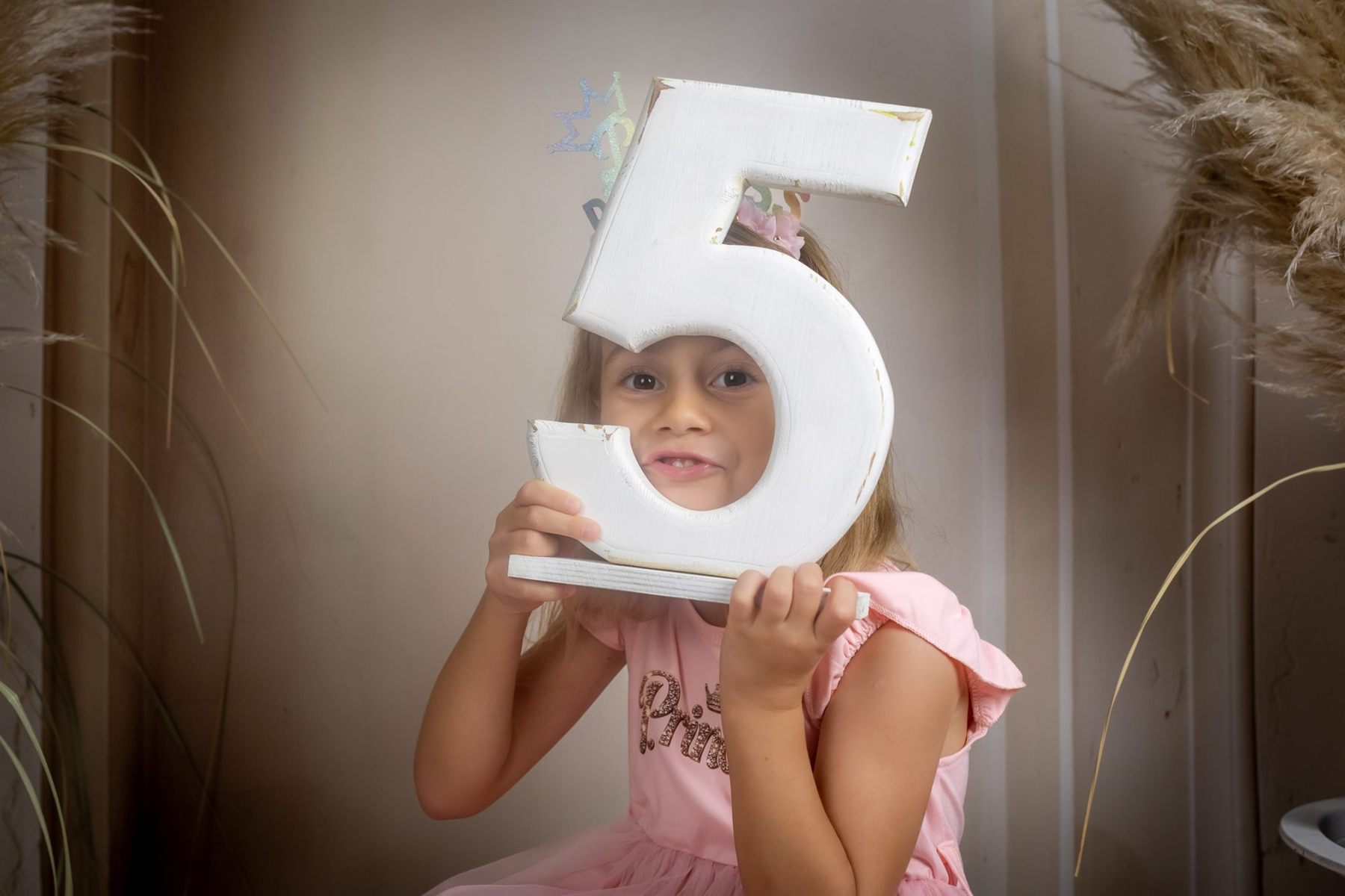 Copil la ședința foto de aniversare, decor tematic în studio — Oradea (39)