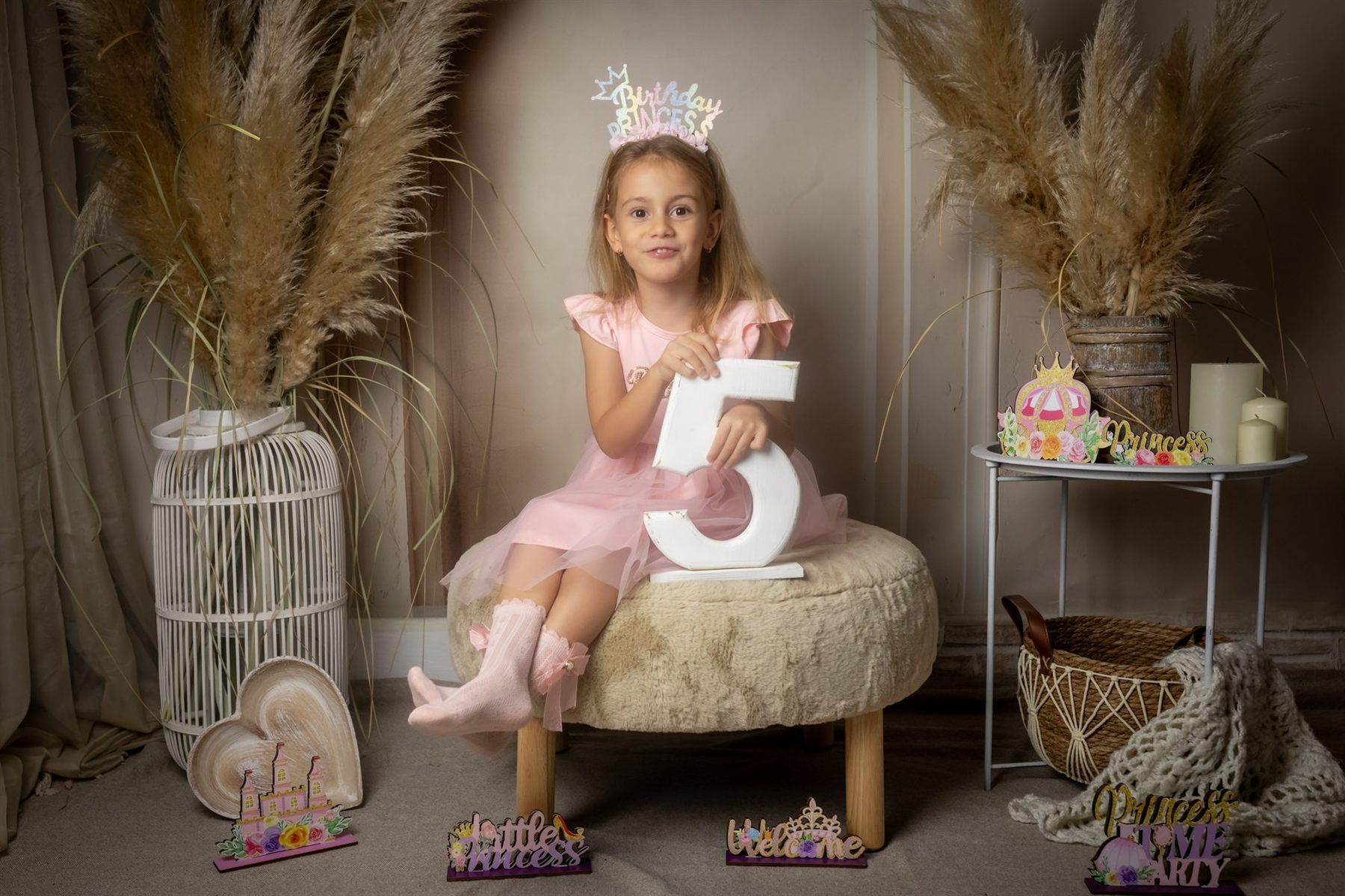 Ședință foto de aniversare cu decor tematic, copil zâmbind — studio Oradea (40)