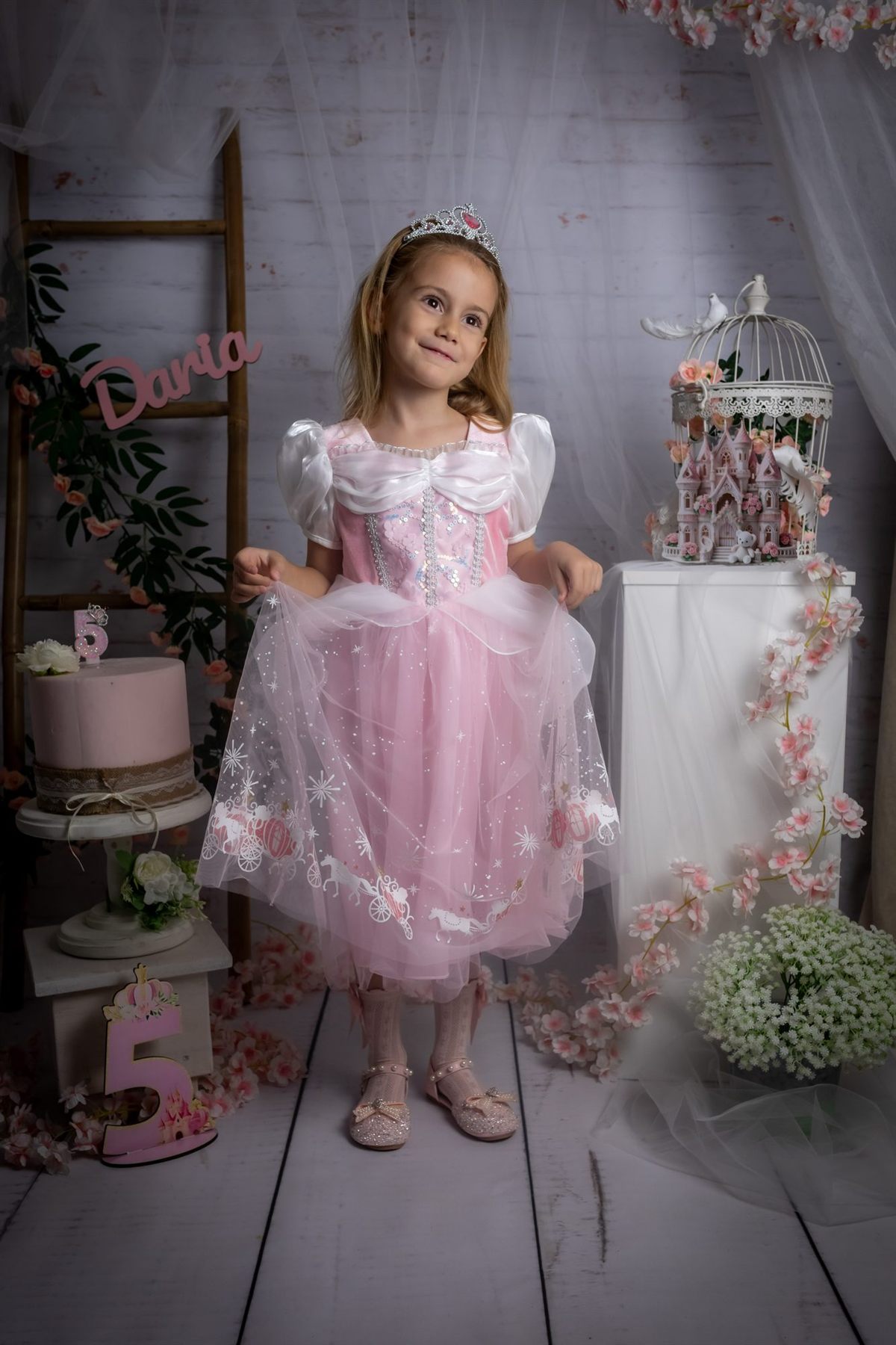 Ședință foto de aniversare cu decor tematic, copil zâmbind — studio Oradea (34)