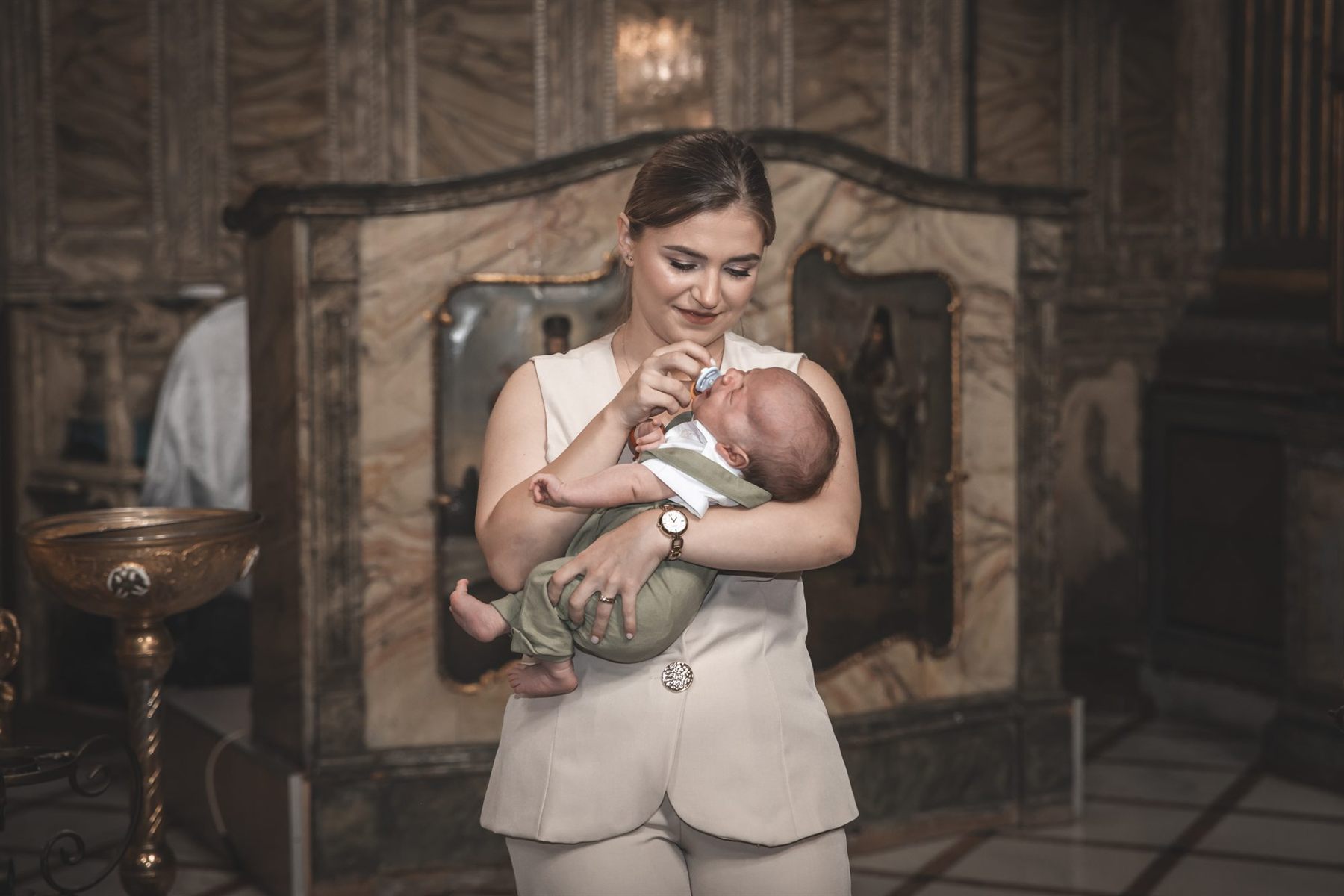 Detalii botez, lumanare si emotie - cadru 44