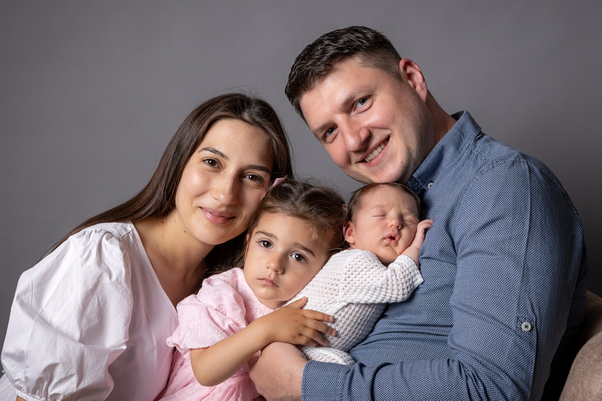 Ședință foto de familie în Oradea, părinți și copii în studio
