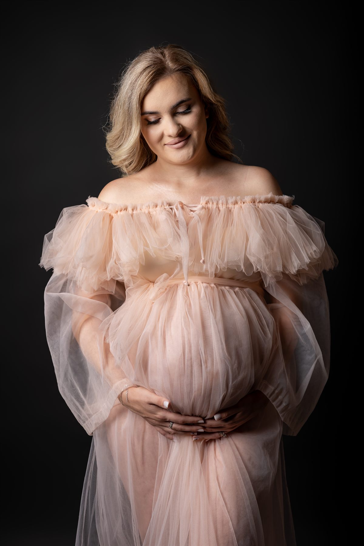 Detaliu cu mâinile pe burtică — ședință foto de maternitate, studio Oradea (1)