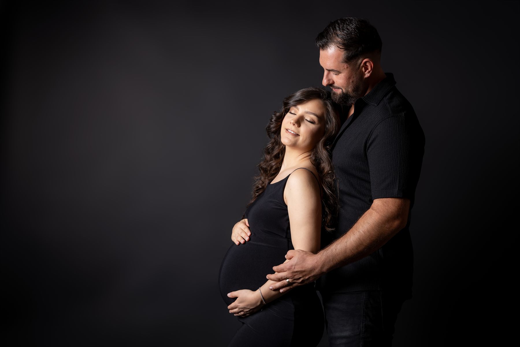 Portret de maternitate în studio, rochie de tul, fundal închis — Oradea (2)