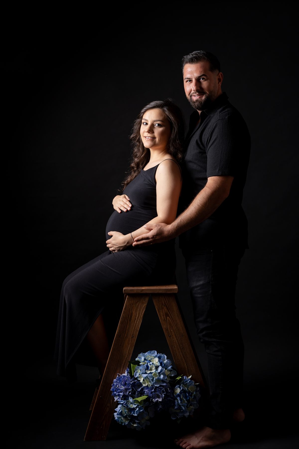 Cuplu așteptând un copil, portret de studio — fotografie de maternitate în Oradea (4)