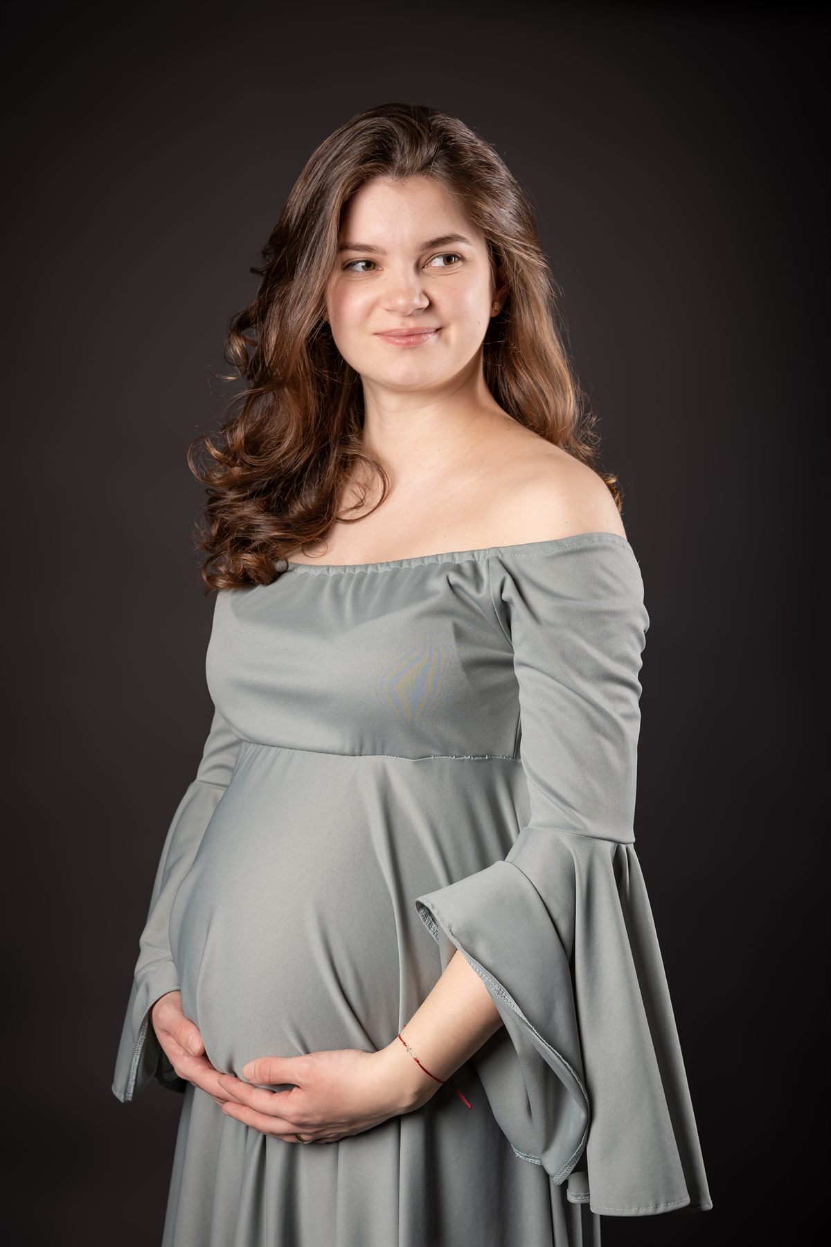 Cuplu așteptând un copil, portret de studio — fotografie de maternitate în Oradea (12)