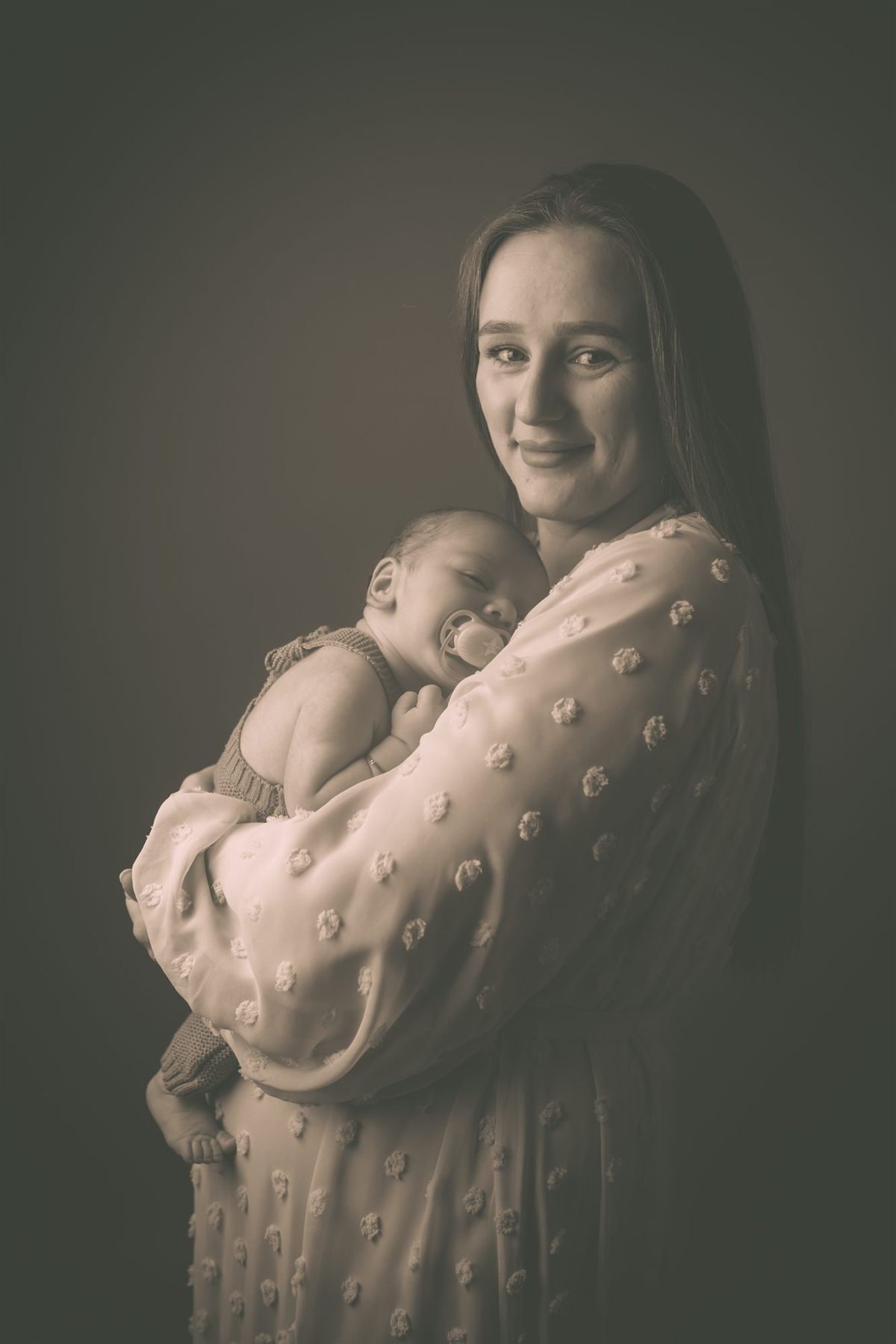 Detaliu cu piciorușul nou-născutului în mâna părintelui — fotografie newborn, Oradea (65)