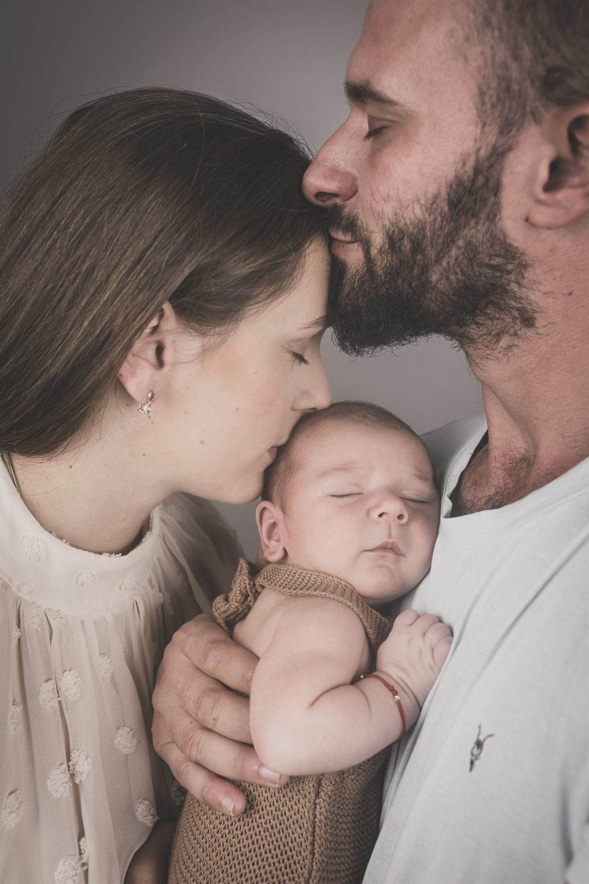Mamă cu nou-născutul la piept, în tonuri calde — fotografie newborn, Bihor (74)