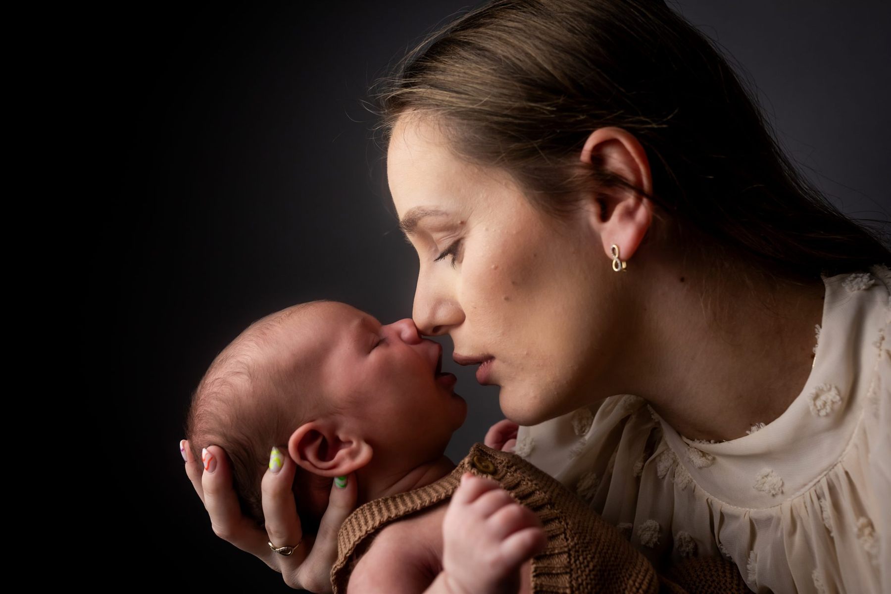 Nou-născut adormit, înfășurat în pătură moale — ședință foto newborn în studio în Oradea (67)