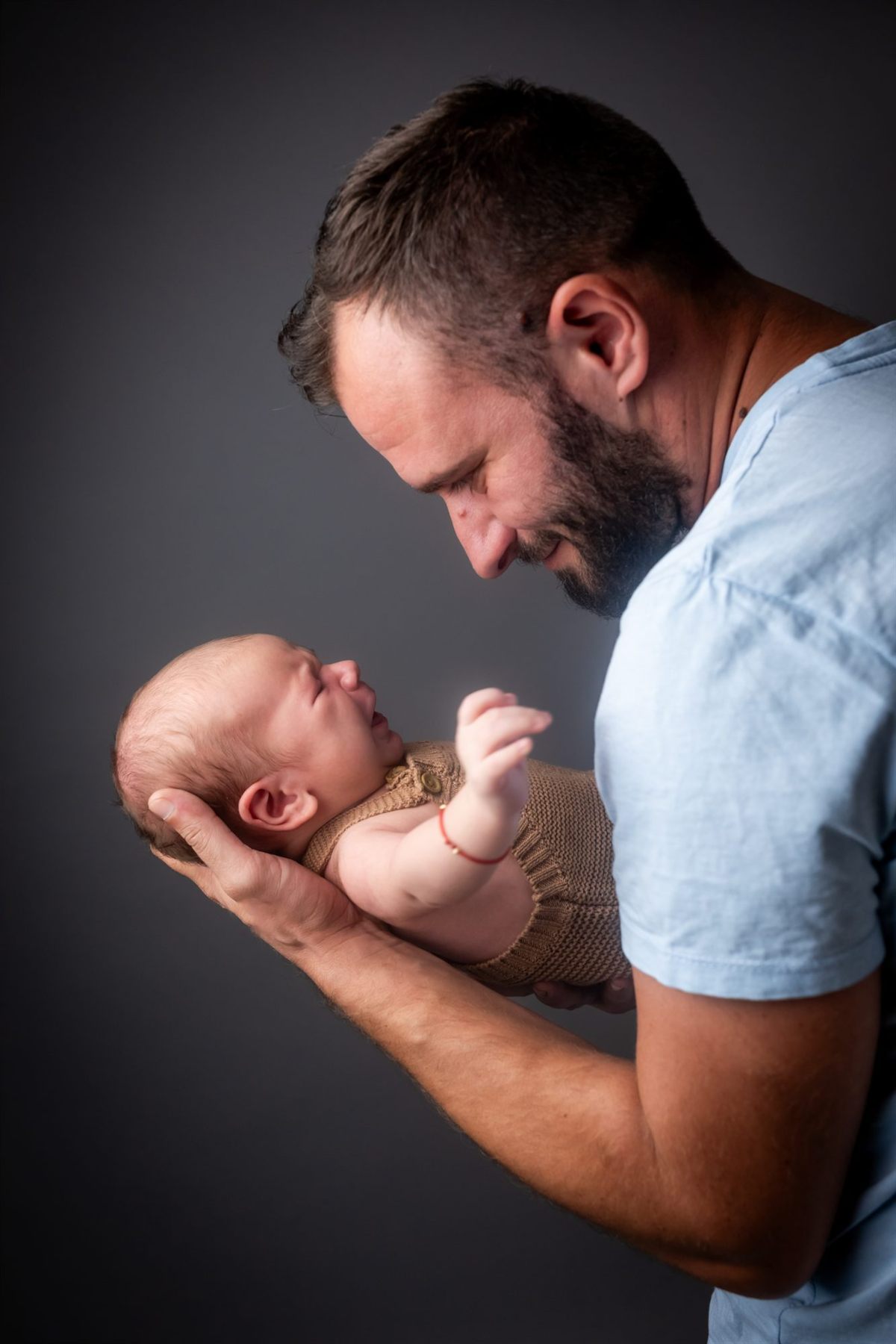 Detaliu cu piciorușul nou-născutului în mâna părintelui — fotografie newborn, Oradea (68)