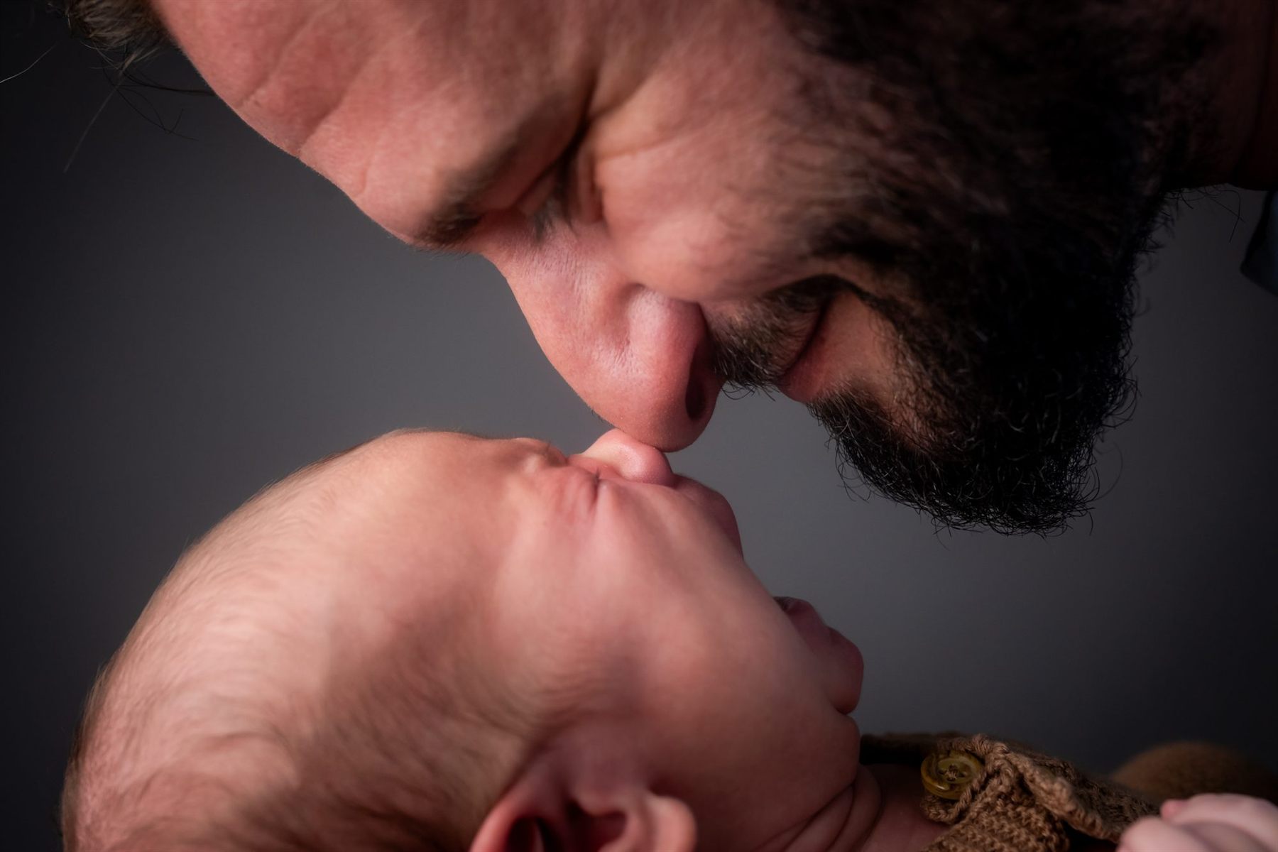 Detaliu cu piciorușul nou-născutului în mâna părintelui — fotografie newborn, Oradea (69)