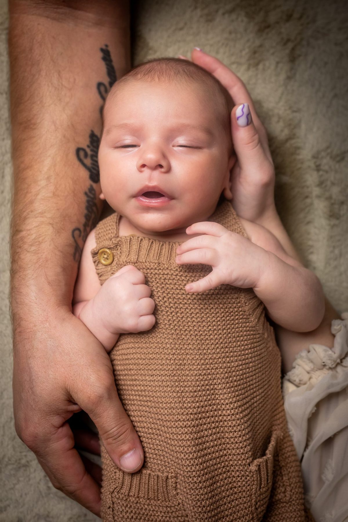Părinți ținând în brațe nou-născutul, în lumină blândă — ședință newborn, studio Oradea (71)