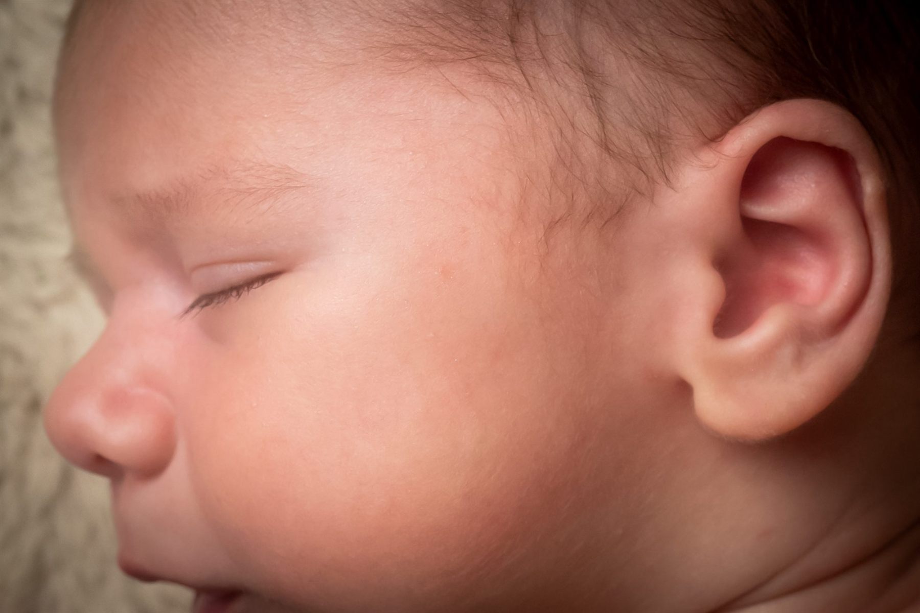 Nou-născut adormit, înfășurat în pătură moale — ședință foto newborn în studio în Oradea (72)
