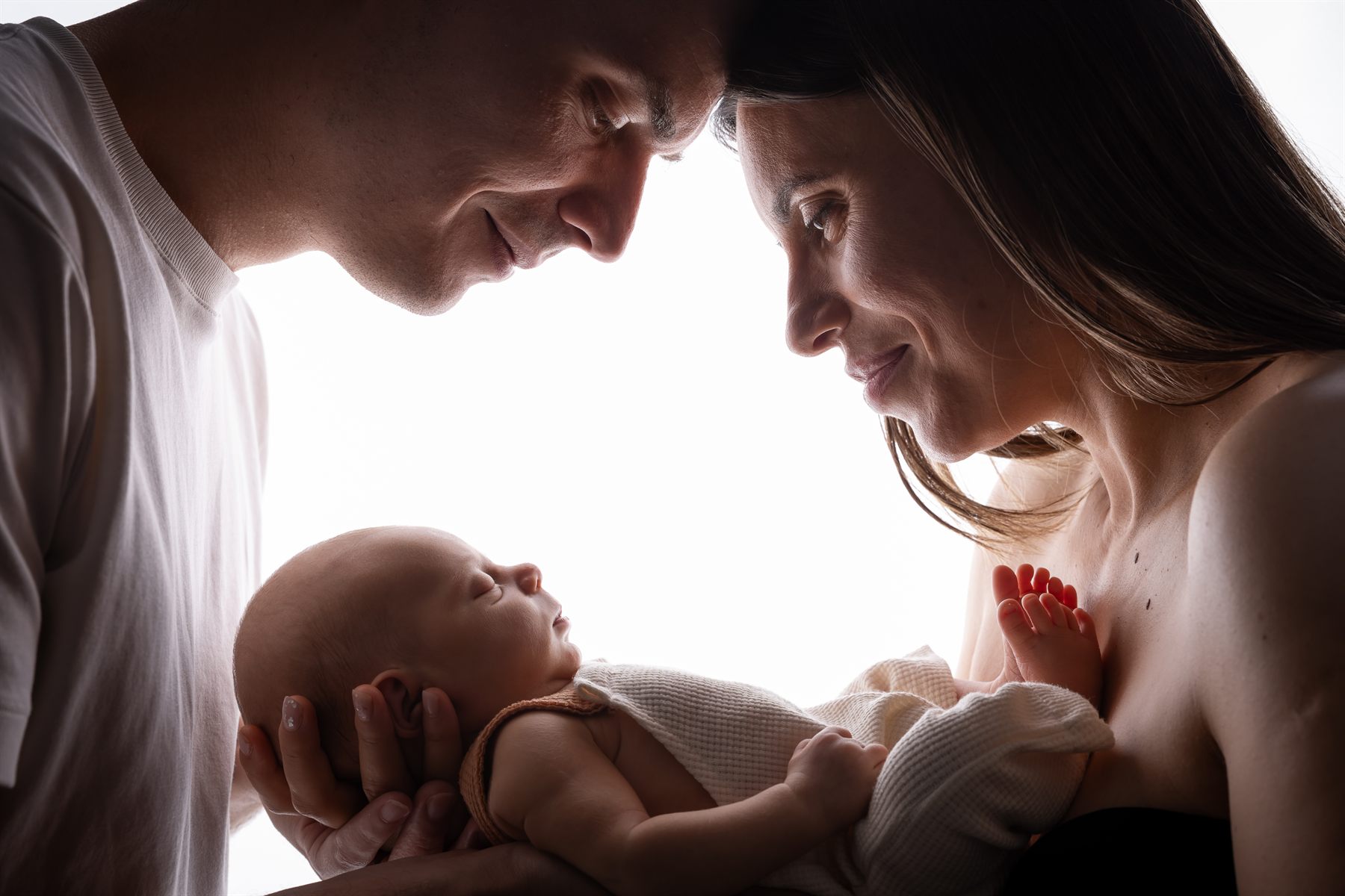 Nou-născut adormit, înfășurat în pătură moale — ședință foto newborn în studio în Oradea (1)