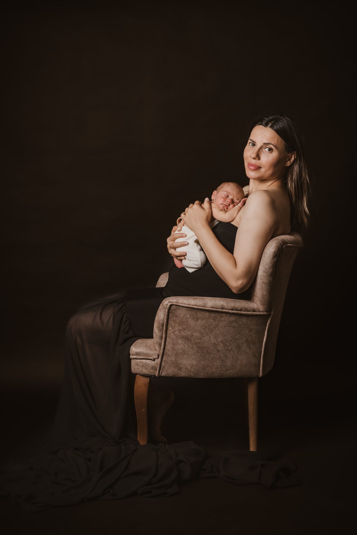 Părinți ținând în brațe nou-născutul, în lumină blândă — ședință newborn, studio Oradea (5)