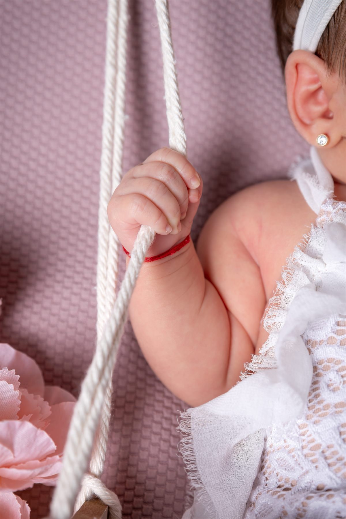 Detaliu cu piciorușul nou-născutului în mâna părintelui — fotografie newborn, Oradea (8)