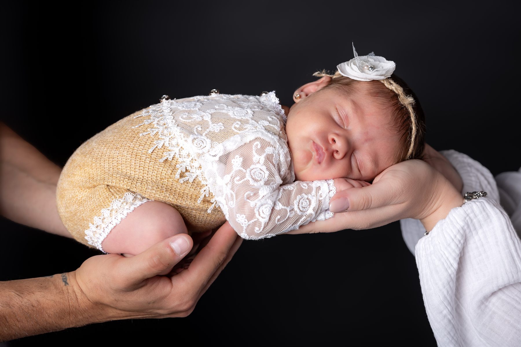 Mamă cu nou-născutul la piept, în tonuri calde — fotografie newborn, Bihor (10)