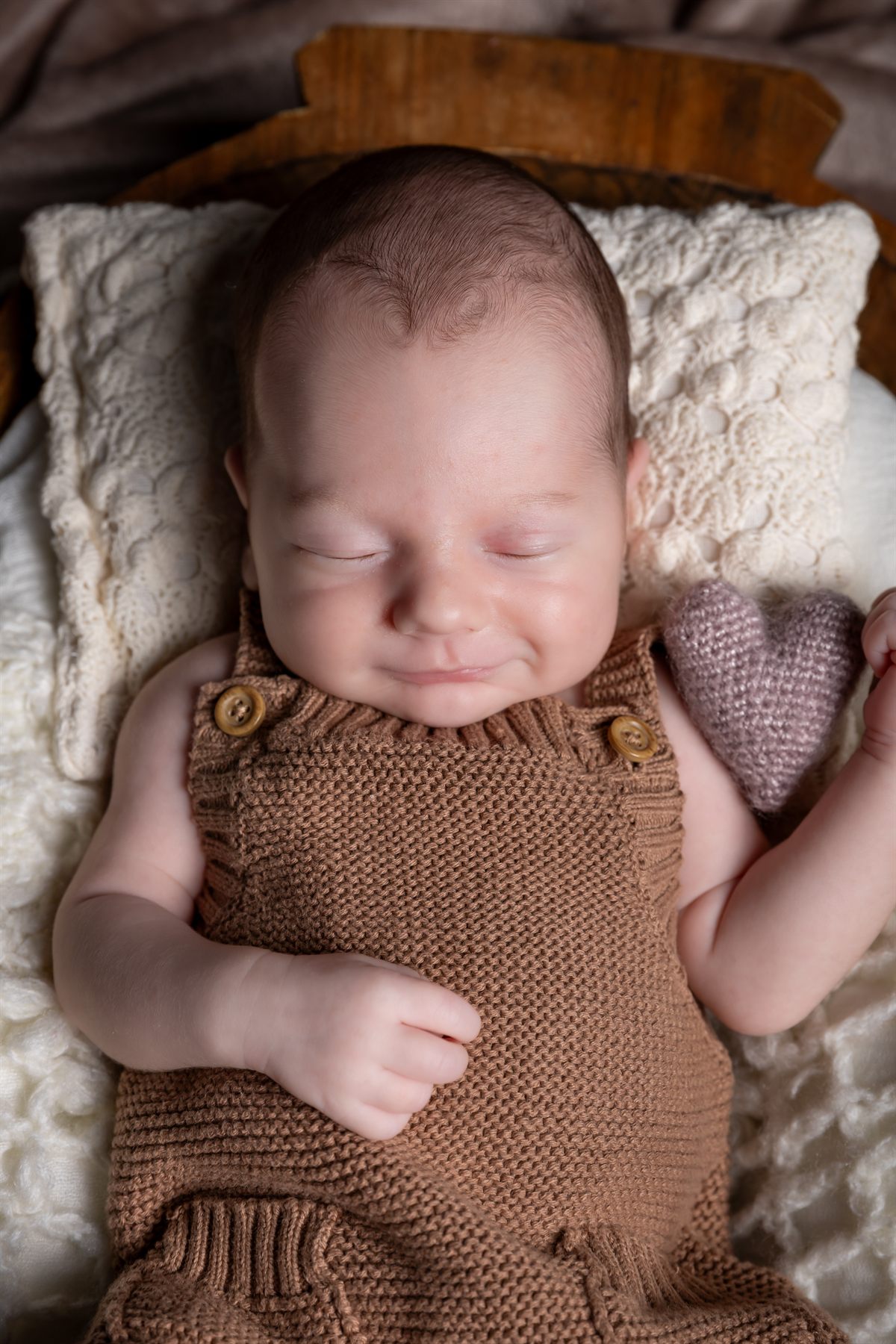 Mamă cu nou-născutul la piept, în tonuri calde — fotografie newborn, Bihor (13)