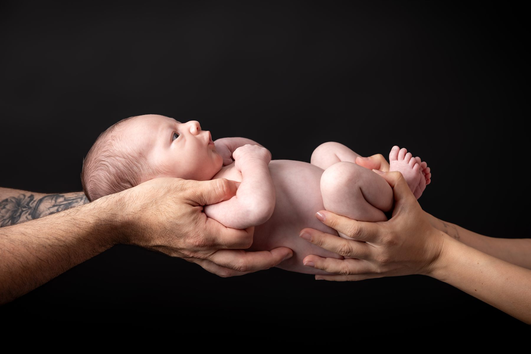 Mamă cu nou-născutul la piept, în tonuri calde — fotografie newborn, Bihor (21)