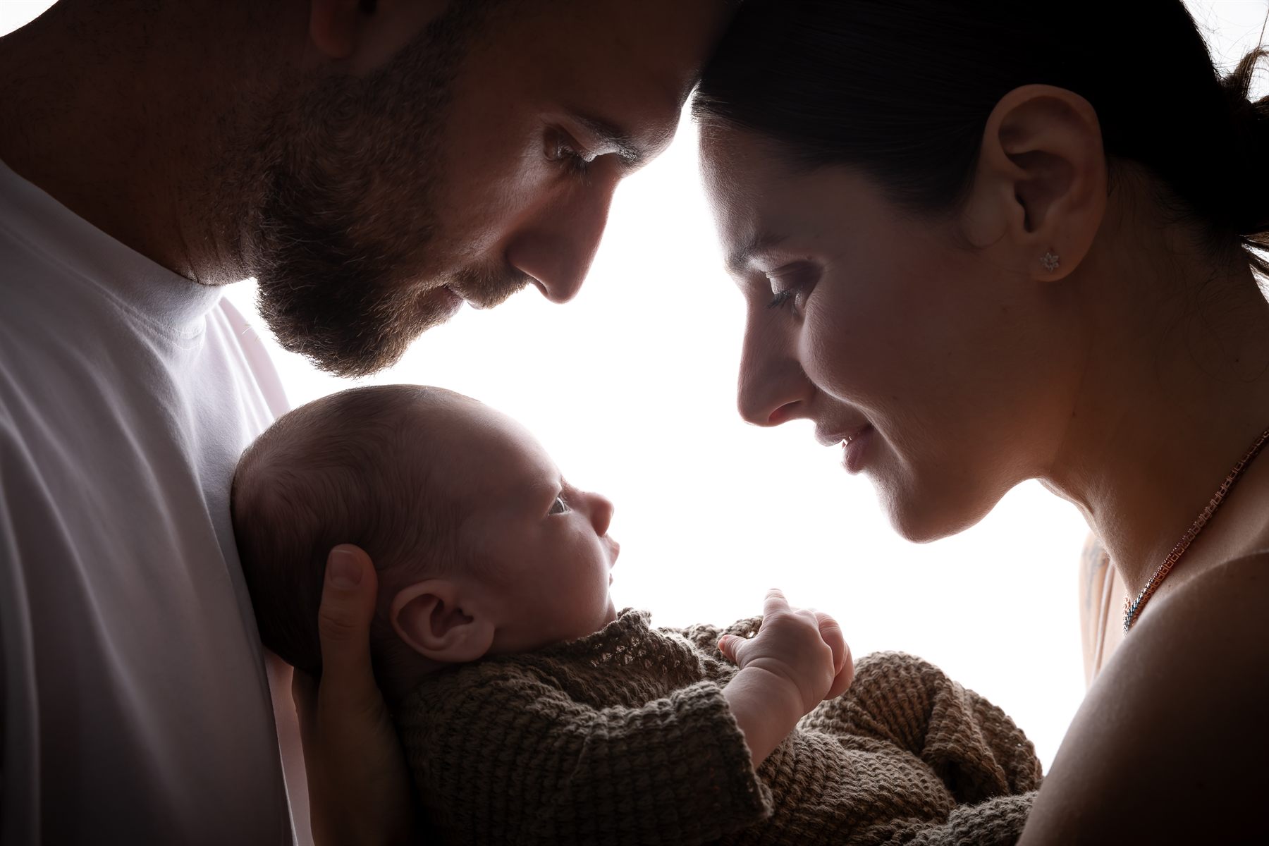 Prim-plan cu mâinile și trăsăturile nou-născutului — fotograf newborn Oradea (22)