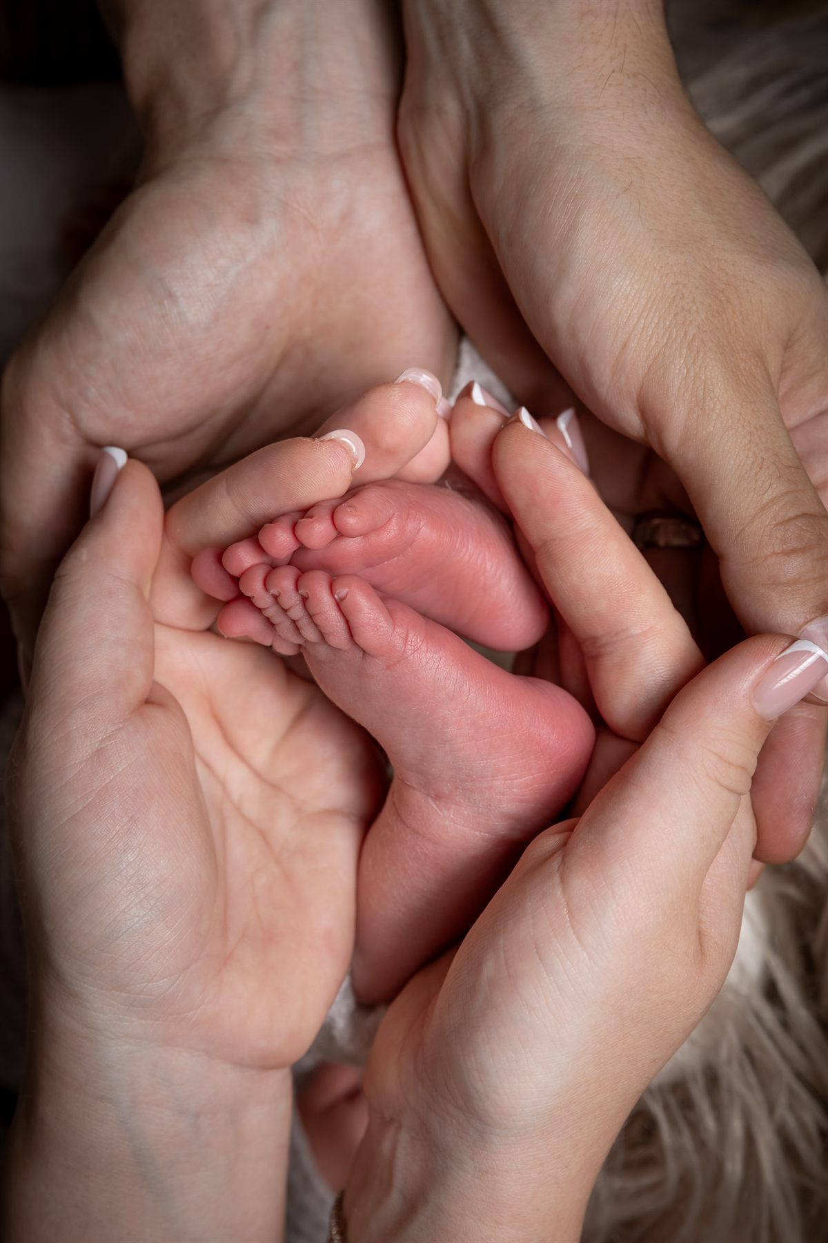 Detaliu cu piciorușul nou-născutului în mâna părintelui — fotografie newborn, Oradea (25)
