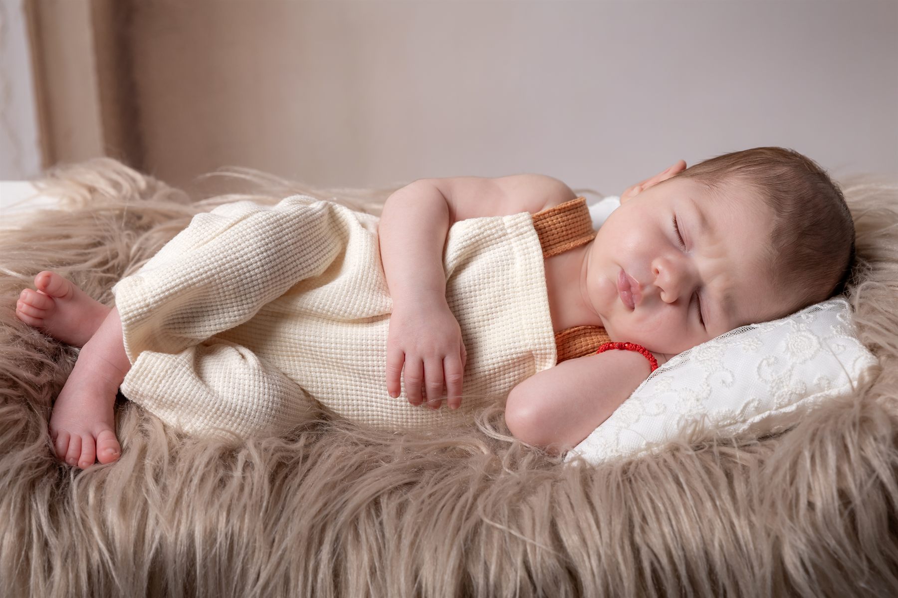 Bebeluș de câteva zile, ghemuit și adormit — ședință foto newborn în Oradea (28)