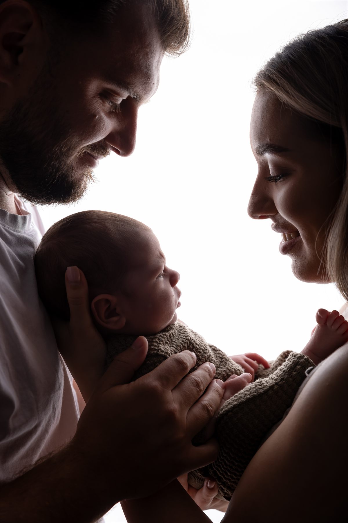 Părinți ținând în brațe nou-născutul, în lumină blândă — ședință newborn, studio Oradea (30)